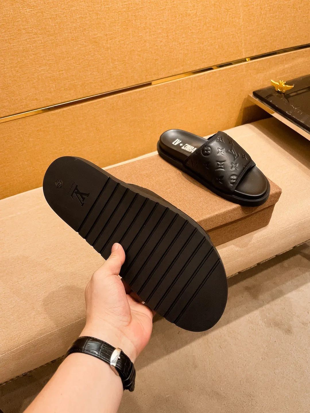 Men's men's shoes 💰 320💰 New model on the market 🔥[LV🔥 Louis Vuitton slippers] High-end 1:1 mold customization, original upgraded version of the outsole, lighter and non-slip. The market's top quality, fashionable and trendy, versatile and popular, simple yet tasteful, a must-have for fashionistas, exuding a fashionable and casual atmosphere, fashion is at your feet, full of confidence, the same style at the counter 👍The season of spring and summer slippers is here, super beautiful to wear, 38-44 1⃣️colors available🔥